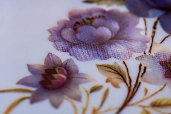 Vintage Stratton White Floral Powder Compact. Lavender Blooms Gold Trim, Shadow and Silver Vault. View 5