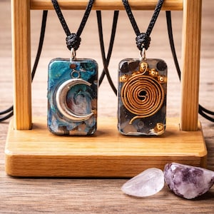 Puede incluir: Un juego de tres tazas de cerámica con un acabado moteado y mate. Las tazas son de color crema, gris claro y gris oscuro. Cada taza tiene un diseño simple y minimalista.