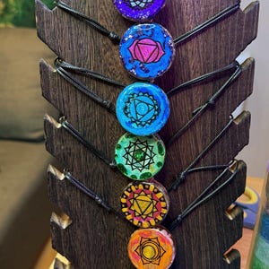 Orgonite pendentifs Chakras – Harmonise tes Énergies | Ancrage • Amour • Clarté • Éveil Bijou Spirituel Unique fait à la main Orgones Qc