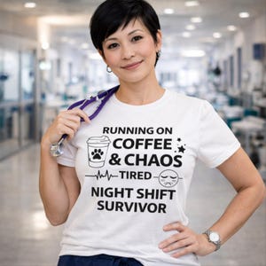 以下が含まれることがあります： 「RUNNING ON COFFEE & CHAOS TIRED NIGHT SHIFT SURVIVOR」の文字が入った白いTシャツ。足跡、星、疲れた顔のグラフィックが描かれたコーヒーカップが特徴です。聴診器が肩にかけられています。