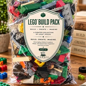 Puede incluir: Una bolsa de plástico transparente llena de una variedad de ladrillos de construcción LEGO coloridos en rojo, verde, amarillo, azul, negro y gris. La bolsa presenta una etiqueta central que dice LEGO BUILD PACK, BUILD CREATE IMAGINE y NORDIC LEGACY VENTURES, LLC.
