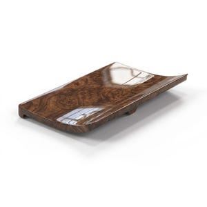 Puede incluir: Una bandeja rectangular de madera con acabado brillante. La bandeja presenta un rico patrón de vetas de madera de nogal oscuro. Los bordes son ligeramente curvos y la bandeja tiene un perfil bajo.