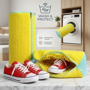 Puede incluir: Bolsas amarillas y turquesas para lavar zapatos y una bolsa cilíndrica con cremallera. Las bolsas se muestran con un par de zapatillas rojas con cordones y suelas blancas. El texto "WASH & PROTECT" es visible.
