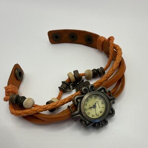 Reloj analógico Viser Quartz Boho con dije de mariposa y cierre a presión de cuero naranja imagen 4
