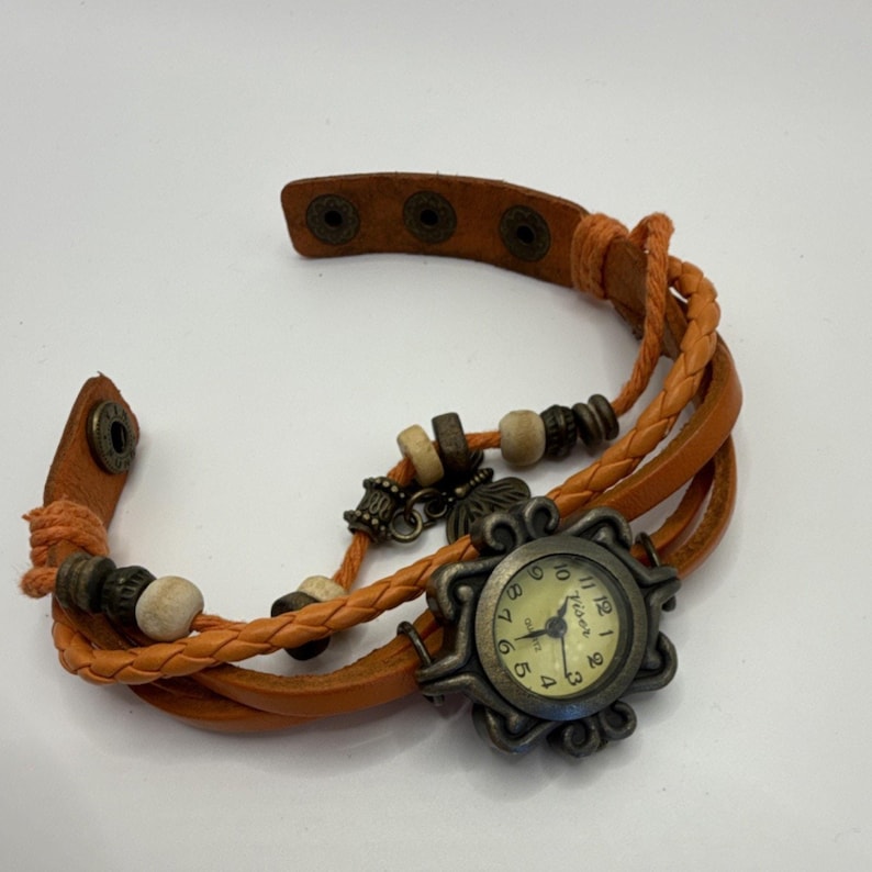 Reloj analógico Viser Quartz Boho con dije de mariposa y cierre a presión de cuero naranja imagen 4