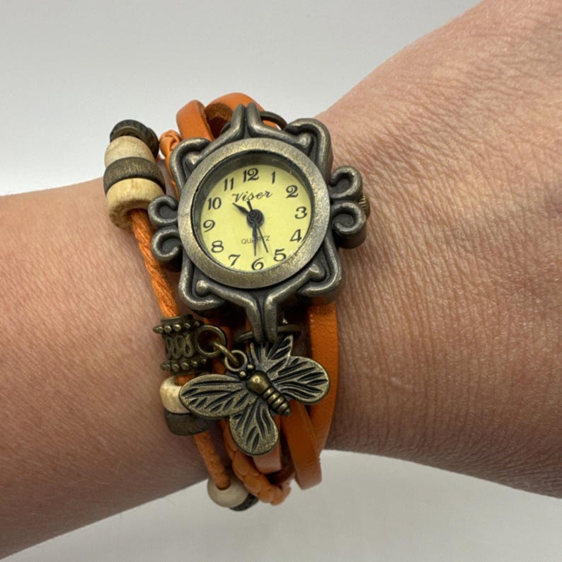 Reloj analógico Viser Quartz Boho con dije de mariposa y cierre a presión de cuero naranja imagen 1