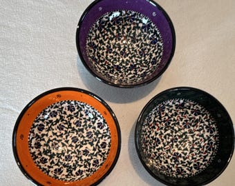Juego de 3 cuencos de cerámica Cini antiguos turcos pintados a mano con motivos florales.