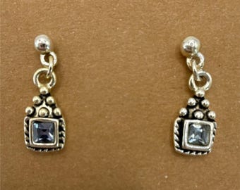 Pendientes colgantes vintage de plata de ley con topacio azul claro.