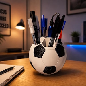 Pennenhouder in de vorm van een voetbal | Bureau-organizer in de vorm van een voetbal | Sportkamerdecoratie | Pennenbakje voor kinderen en tieners | Unieke bureau-accessoire