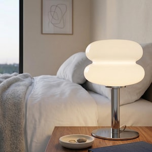 Peut inclure: Ensemble de trois tasses en céramique avec une finition mate et mouchetée. Les tasses sont dans des tons crème, gris clair et gris foncé. Chaque tasse a un design simple et minimaliste, parfait pour le café ou le thé.