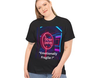 T-shirt neonreclame niet storen | Emotioneel kwetsbaar T-shirt met print