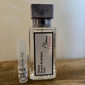 Puede incluir: Un juego de tres cuencos de cerámica anidados en tonos azules, verdes y blancos. Los cuencos presentan un esmalte moteado y un diseño sencillo. El cuenco más grande tiene aproximadamente 18 cm de diámetro.