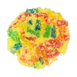 Pode incluir: Uma variedade colorida de doces azedos, incluindo pedaços vermelhos, verdes, azuis e amarelos, cobertos por um pó açucarado. Os doces estão dispostos em forma circular sobre um fundo branco.