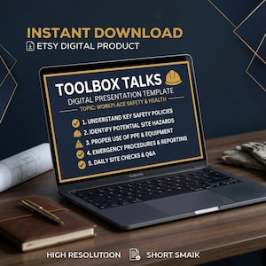Può includere: Un laptop mostra un modello di presentazione "Toolbox Talks" sulla sicurezza sul lavoro. Lo schermo elenca le politiche di sicurezza, l'identificazione dei pericoli, l'uso dei DPI, le procedure di emergenza e i controlli giornalieri. Un taccuino, una penna e dei progetti sono visibili.