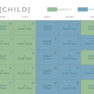 以下が含まれることがあります： 手書き風の「But First, Coffee」の文字が入った、黒い持ち手の白いセラミックマグカップ。白い表面に置かれています。マグカップの高さは約10cmです。