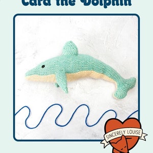 Könnte beinhalten: Strickanleitung für deine eigene Cara die Delfin. Die Anleitung enthält Anweisungen zum Stricken eines hellblauen und gelben Delfins mit einer blauen Wellenlinie darunter. Die Anleitung ist von Sincerely Louise.