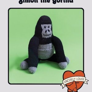 Può includere: Modello di maglia "Knit Your Own Simon the Gorilla" con un gorilla di maglia nero e grigio seduto su uno sfondo verde. Il modello è di Sincerely Louise.