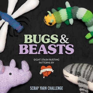 Könnte beinhalten: Ein Buchcover mit dem Titel "Bugs & Beasts" in rosa und grünen Buchstaben. Das Cover zeigt eine Vielzahl von gestrickten Tieren, darunter ein lila Nashorn, ein grau-weißer Hai, eine grüne Raupe und eine blaue Libelle. Das Buch ist Teil einer "Scrap Yarn Challenge" und enthält Muster von "Sincerely Louise".