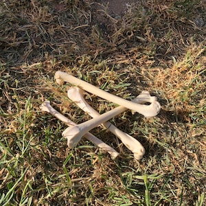 Könnte beinhalten: Ein Set aus drei Keramikbechern mit gesprenkelter, matter Oberfläche. Die Becher sind in den Farbtönen Creme, Hellgrau und Dunkelgrau gehalten. Jeder Becher hat ein schlichtes, minimalistisches Design, ideal für Kaffee oder Tee.