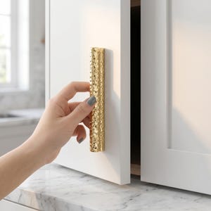 Peut inclure: Panneau en bois rustique avec l'inscription "Welcome to our home" en lettres blanches. Le panneau présente une finition vieillie et un design simple et accueillant, idéal pour la décoration de porte.