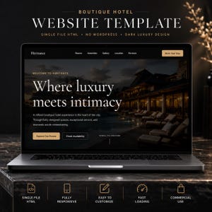 Op de afbeelding: Een laptop met een website template voor een boetiekhotel. Het scherm toont de tekst "Where luxury meets intimacy" met een donker luxe design. De template is single file HTML, volledig responsief, gemakkelijk aan te passen en voor commercieel gebruik.