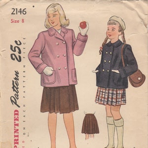 Puede incluir: Un patrón de costura vintage de Simplicity para un abrigo y una falda para niña. El patrón está impreso en papel marrón claro con un borde rojo y blanco. El número del patrón es 2146 y la talla es 8. El patrón es para un abrigo de doble botonadura con una falda plisada. El patrón también incluye un patrón de falda separado.