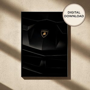 Może przedstawiać: Cyfrowy wydruk artystyczny do pobrania przedstawiający zbliżenie na przednią maskę czarnego samochodu sportowego Lamborghini. Obraz prezentuje kultowy złoto-czarny emblemat byka Lamborghini umieszczony centralnie na matowej czarnej powierzchni.