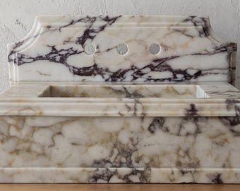 An der Wand befestigtes Marmor-Waschbecken mit Holzschrank und Messing-Konsolenbeinen, Luxus-Waschbecken aus Calacatta-Marmor, mit Rückplatte, auf Bestellung gefertigt