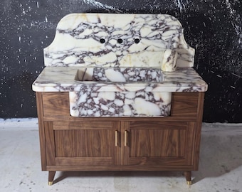 Lavabo de mármol suspendido con mueble de madera y patas de latón, lavabo de baño de lujo de mármol Calacatta, con placa trasera, fabricado a medida.