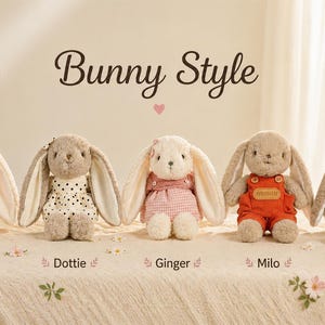 Op de afbeelding: Vijf pluche konijnenpoppen met de tekst Bunny Style. Van links naar rechts: Berry in een roze jurk, Dottie in een jurk met stippen, Ginger in een roze ruitjesjurk, Milo in een oranje tuinbroek en Noah in een blauwe pyjama met bijpassende muts.