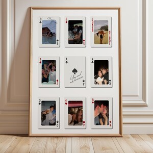 Pode incluir: Uma impressão emoldurada com nove designs de cartas de baralho, cada um com uma fotografia. As cartas incluem números, naipes e a palavra "JOKER". A carta central diz "You and me forever". A moldura é de cor castanho claro.