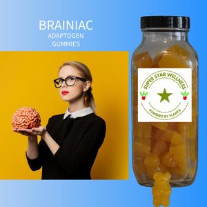 Op de afbeelding: Een glazen pot gevuld met gele gummy bear snoepjes, met een zwarte deksel en een wit etiket met de tekst "SUPER STAR WELLNESS". Een vrouw met een bril houdt een hersenmodel vast. Tekst bovenaan luidt "BRAINIAC ADAPTOGEN GUMMIES".