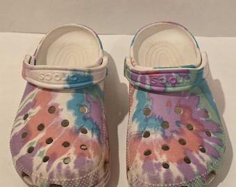 Pastellfärgade tie-dye Crocs träskor för kvinnor, storlek 8 – flerfärgade slingbacksandaler