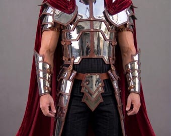Handgjord medeltida riddarrustning för LARP Cosplay - Glänsande järnkrigarkostym med brun läderkant, röd sammetskappa och vadderad gambeson