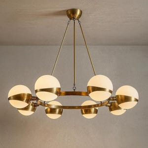 Mid Century Messing Globe Kronleuchter, Sputnik Deckenleuchte, mattierte Opalglas Pendelleuchte