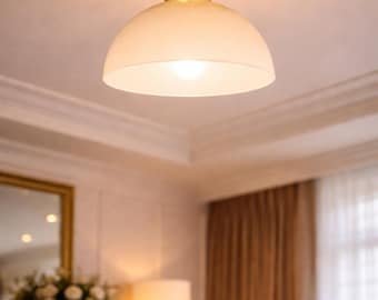 Lámpara de techo semiempotrada de latón con globo, estilo mediados de siglo, luminaria minimalista moderna.