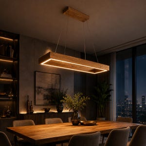 Könnte beinhalten: Eine rechteckige Pendelleuchte aus Holz, die an dünnen Drähten über einem hölzernen Esstisch hängt. Die Leuchte hat eine natürliche Holzmaserung und einen integrierten LED-Streifen am inneren Rand, der ein warmes, sanftes Licht ausstrahlt.