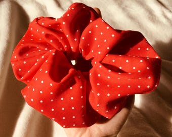 Pluizige scrunchie: zacht, volumineus, handgemaakt haaraccessoire