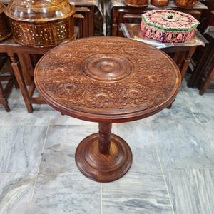 Mesita auxiliar de palisandro tallada a mano, pedestal con detalles florales, decoración rústica para el hogar.