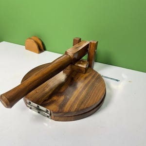 Pressa per tortilla in legno di Sheesham fatta a mano – Macchina rustica per chapati e roti, strumento per impastare il pane piatto (30 cm)