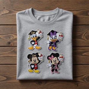 Puede incluir: Una camiseta gris con cuatro personajes de dibujos animados con atuendo de graduaci&oacute;n. Donald Duck, Daisy Duck, Mickey Mouse y Minnie Mouse se representan con gorras de graduaci&oacute;n y diplomas. Los nombres "Leo" y "Lisa" tambi&eacute;n son visibles.