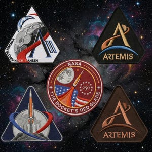 Puede incluir: Un conjunto de parches bordados con diseños espaciales. Incluye parches con el logotipo de la NASA, el logotipo del programa Artemis y textos como "The Rocket's Red Glare", así como nombres como Wiseman, Glover, Koch y Hansen.
