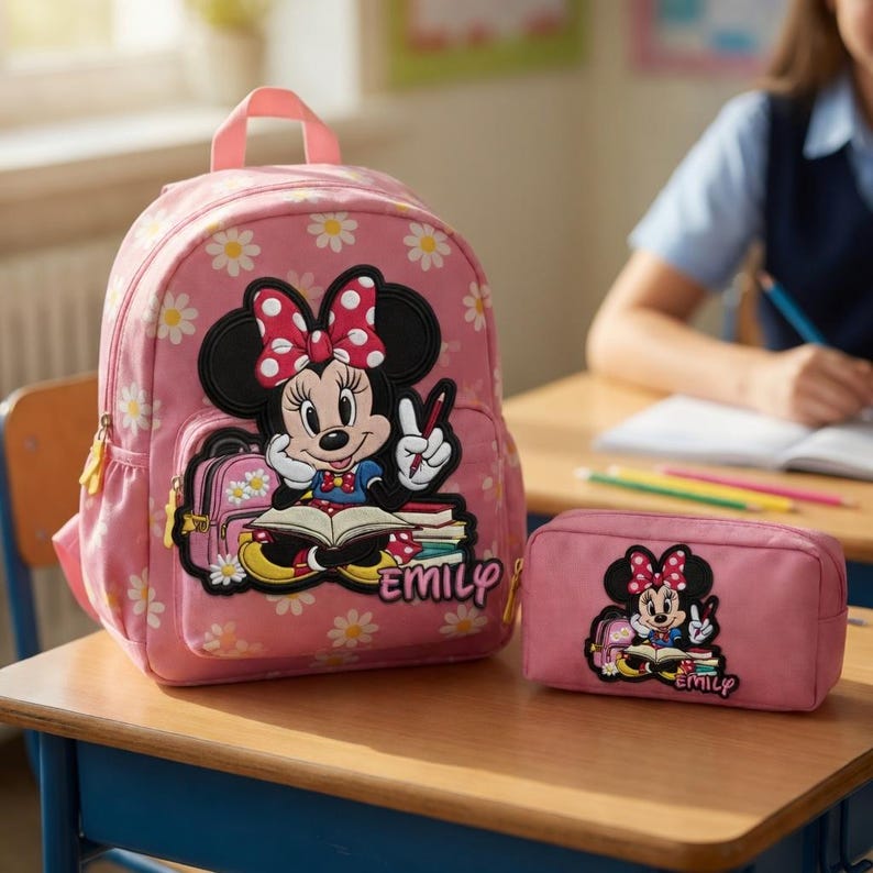 Pu&ograve; includere: Set rosa di zaino e astuccio con Minnie Mouse. Lo zaino ha un motivo a margherite e un'applicazione di Minnie Mouse. L'astuccio ha un design abbinato. Il nome "EMILY" &egrave; stampato su entrambi gli articoli.