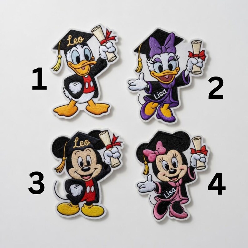 Puede incluir: Cuatro parches bordados con personajes de dibujos animados con atuendo de graduaci&oacute;n. Donald Duck, Mickey Mouse, Daisy Duck y Minnie Mouse est&aacute;n representados con gorros de graduaci&oacute;n y diplomas. Cada parche tiene un nombre en la gorra o la toga.