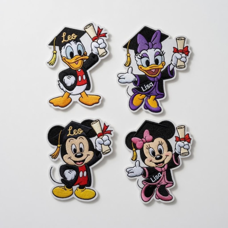 Puede incluir: Cuatro parches bordados con personajes de Disney con atuendo de graduaci&oacute;n. Donald Duck, Daisy Duck, Mickey Mouse y Minnie Mouse se representan con gorros de graduaci&oacute;n y diplomas. Cada parche tiene un nombre en la toga o gorro de graduaci&oacute;n.