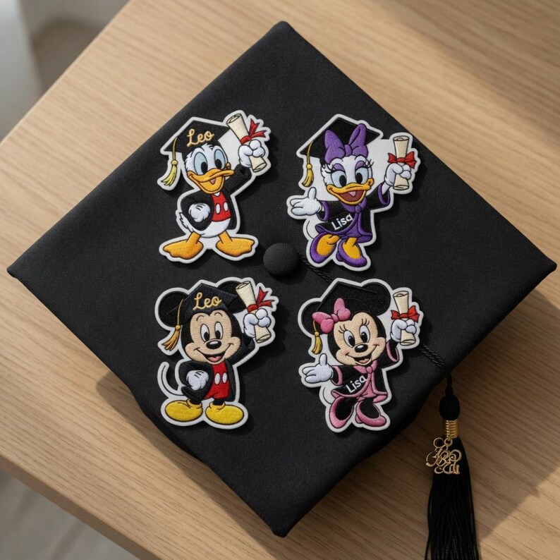 Puede incluir: Un birrete negro con cuatro parches de personajes de Disney: Pato Donald, Daisy, Mickey Mouse y Minnie Mouse. Cada personaje lleva un gorro de graduaci&oacute;n y sostiene un diploma. Los parches tienen nombres personalizados.