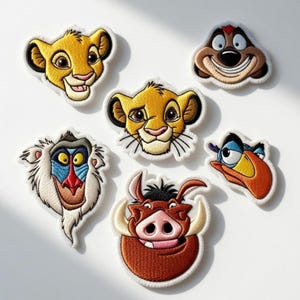 Può includere: Toppe ricamate con personaggi del film d'animazione Il Re Leone. Le toppe includono Simba, Timon, Pumbaa, Zazu e Rafiki. Ogni toppa ha un bordo bianco ed è realizzata con vari colori.