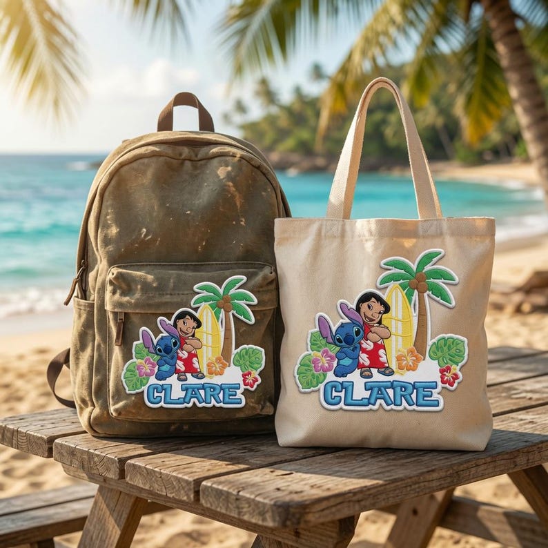 Peut inclure: Un sac &agrave; dos en toile marron et un sac fourre-tout en toile beige, tous deux orn&eacute;s d'un &eacute;cusson repr&eacute;sentant Lilo et Stitch &agrave; c&ocirc;t&eacute; d'une planche de surf, d'un palmier et de fleurs tropicales, avec le nom CLARE &eacute;crit en lettres bleues.