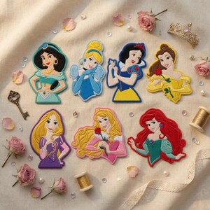 Könnte beinhalten: Gestickte Aufnäher mit Cartoon-Prinzessinnen in verschiedenen Farben. Jasmin in Türkis, Aschenputtel in Blau, Schneewittchen in Rot und Gelb, Belle in Gelb, Rapunzel in Lila, Aurora in Rosa und Arielle in Rot und Grün.