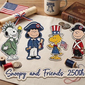 Peut inclure: Écussons brodés représentant Snoopy et ses amis en tenues patriotiques. Les personnages incluent Snoopy en tant que Statue de la Liberté, Lucy, Woodstock en tant qu'Oncle Sam et Charlie Brown en uniforme de la guerre d'Indépendance. Les écussons sont sur une surface crème avec un petit drapeau américain et une tasse.